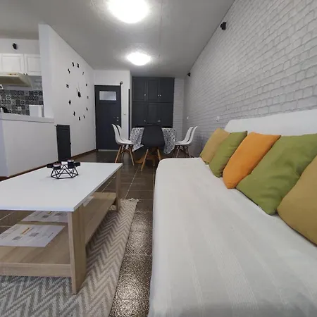 фамилия 100м от морето в Apartment Ravda