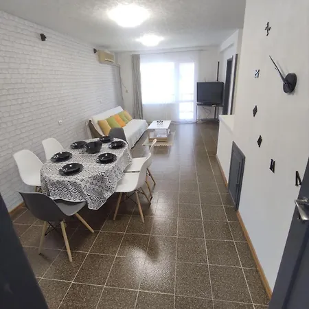 фамилия 100м от морето в Ravda