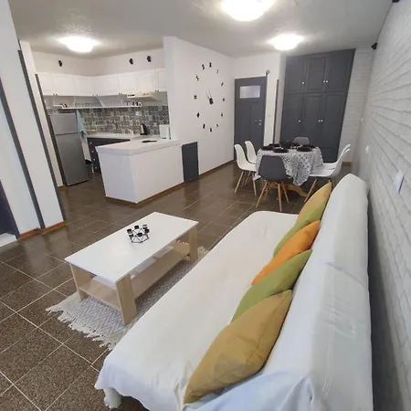 фамилия 100м от морето в Apartment Ravda