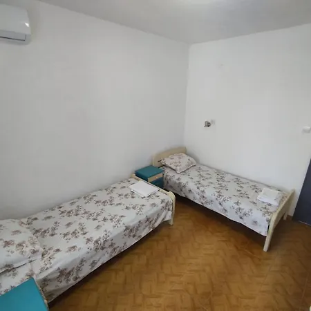 фамилия 100м от морето в Apartment Ravda