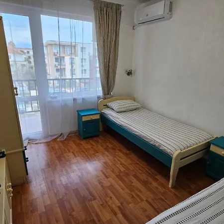 شقة фамилия 100м от морето в *