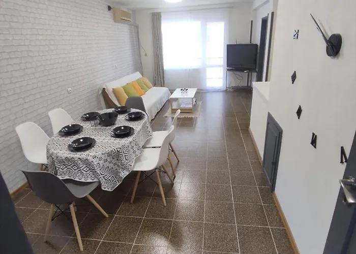 фамилия 100м от морето в Равда