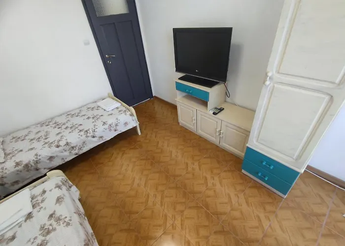 фамилия 100м от морето в