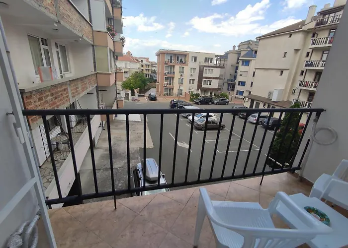 Апартамент фамилия 100м от морето в *