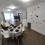 фамилия 100м от морето в Apartament Ravda