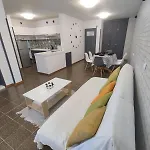 фамилия 100м от морето в Apartament Ravda