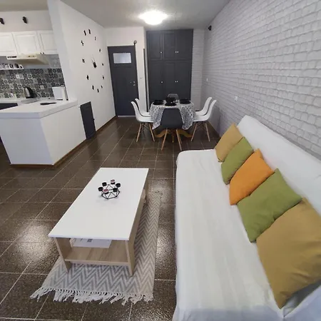 фамилия 100м от морето в Apartment