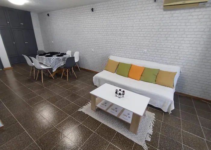 фамилия 100м от морето в *